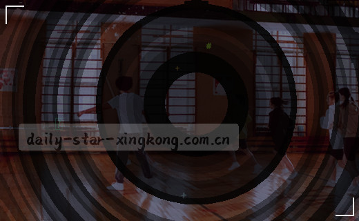 翻开书页，阳光透过窗洒在指尖。